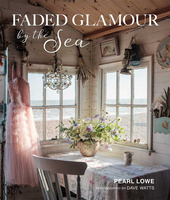 Faded Glamour by the Sea，褪色魅力：海边